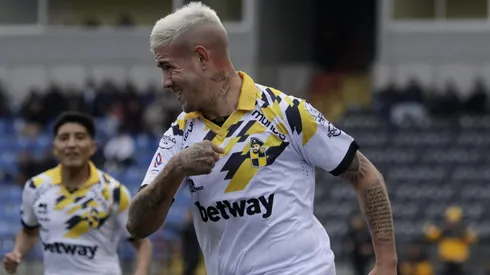 Rodrigo Holgado puede vestir la camiseta de Colo Colo en la segunda parte de la temporada.