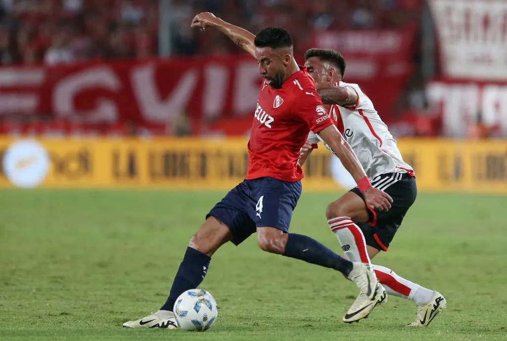 Mauricio Isla en acción ante River Plate. (Daniel Jayo/Getty Images).