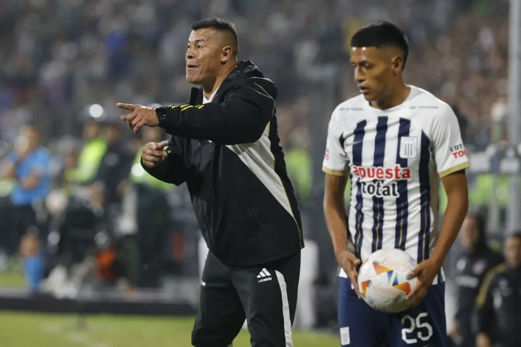 Jorge Almirón y Colo Colo salvaron un empate ante Alianza Lima en Perú. Foto: Photosport.
