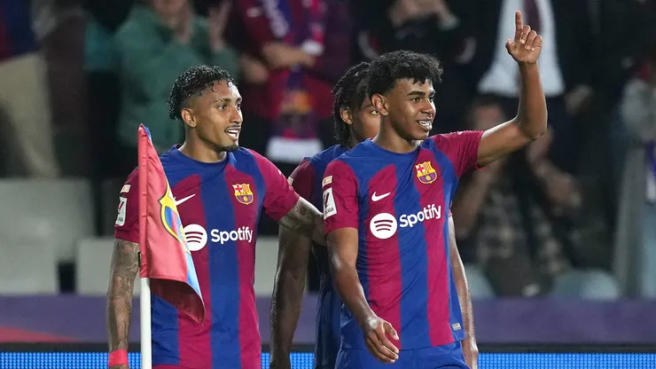 Los jugadores de Barcelona festejan el gol de Yamal.