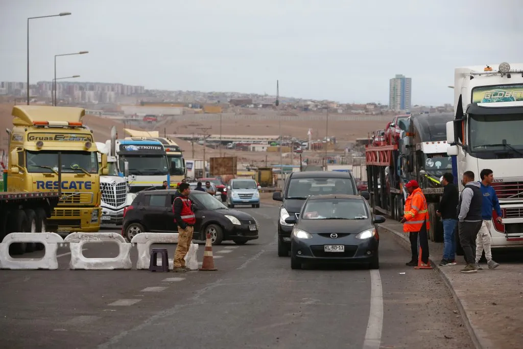 Alto Hospicio, 13 de Mayo del 2024.
Camioneros de algunos sectores mantienen tomada y cortada la salida sur de la ruta A-16, ubicada en el sector de La Azufrera de Alto Hospicio en protesta por la alta inseguridad y ola migratoria en el Chile. 
Alex Diaz/Aton Chile