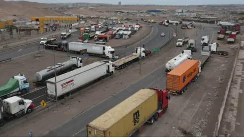 Alto Hospicio, 13 de Mayo del 2024. Camioneros de algunos sectores mantienen tomada y cortada la salida sur de la ruta A-16, ubicada en el sector de La Azufrera de Alto Hospicio en protesta por la alta inseguridad y ola migratoria en el Chile. Alex Diaz/Aton Chile