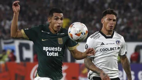 Kevin Serna lucha un balón con Alan Saldivia en el duelo entre Alianza Lima y Colo Colo jugado en Santiago.