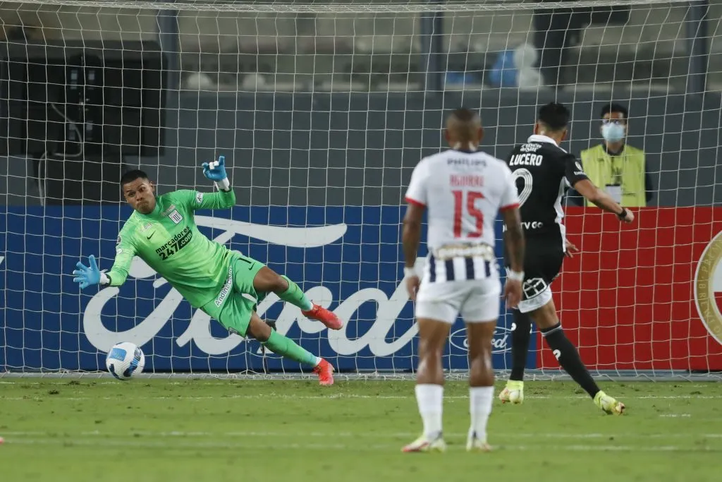 El Gato Lucero tiró fuera un penal en la última visita de Colo Colo a Alianza Lima. (Daniel Apuy/Photosport).