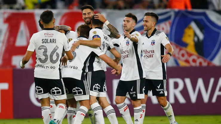 Colo Colo celebra el gol de Esteban Pavez.
