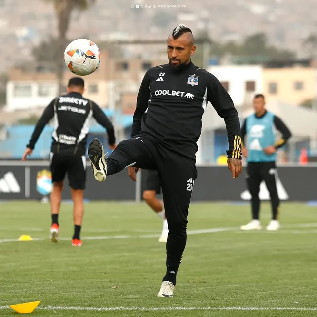 Colo Colo no pudo tener un entrenamiento con normalidad por el exceso de público. Foto: Comunicaciones Colo Colo.