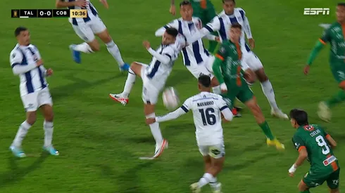 La clara mano dentro del área de Talleres y que cobraron como penal para Cobresal.