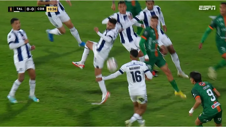 La clara mano dentro del área de Talleres y que cobraron como penal para Cobresal.