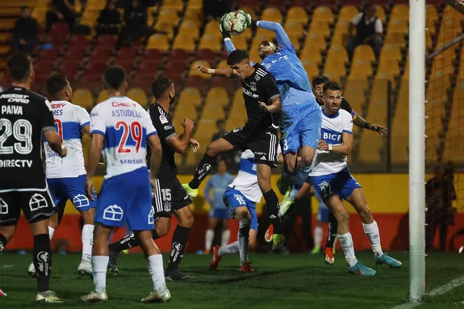Thomas Gillier atajó en la derrota de la UC frente a Colo Colo. (Pepe Alvujar/Photosport).