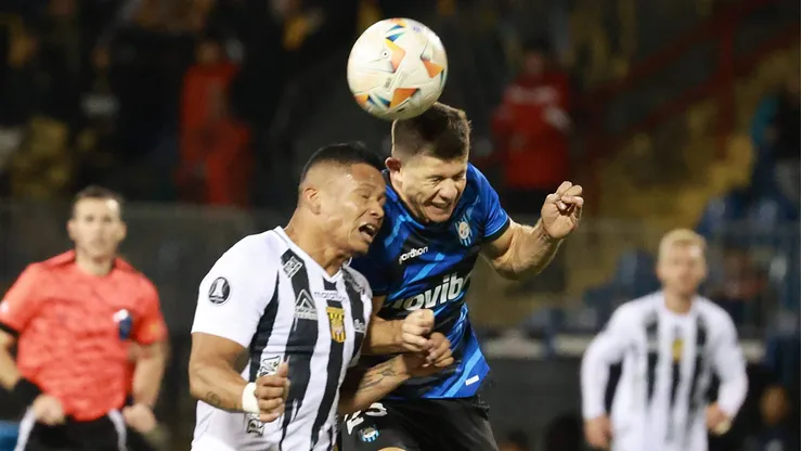 Huachipato es segundo con cinco puntos, a dos de los bolivianos.