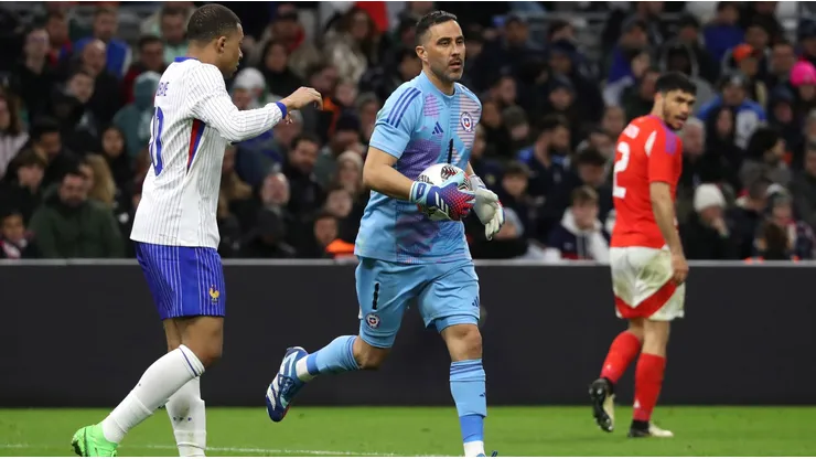 Claudio Bravo viaja a Chile para sumarse a la Roja y aprovechar de despejar dudas sobre lo que pasará con su carrera.