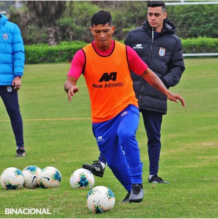 Felipe Araya (de fondo) mira una práctica del Deportivo Binacional en Perú. (Cedida).
