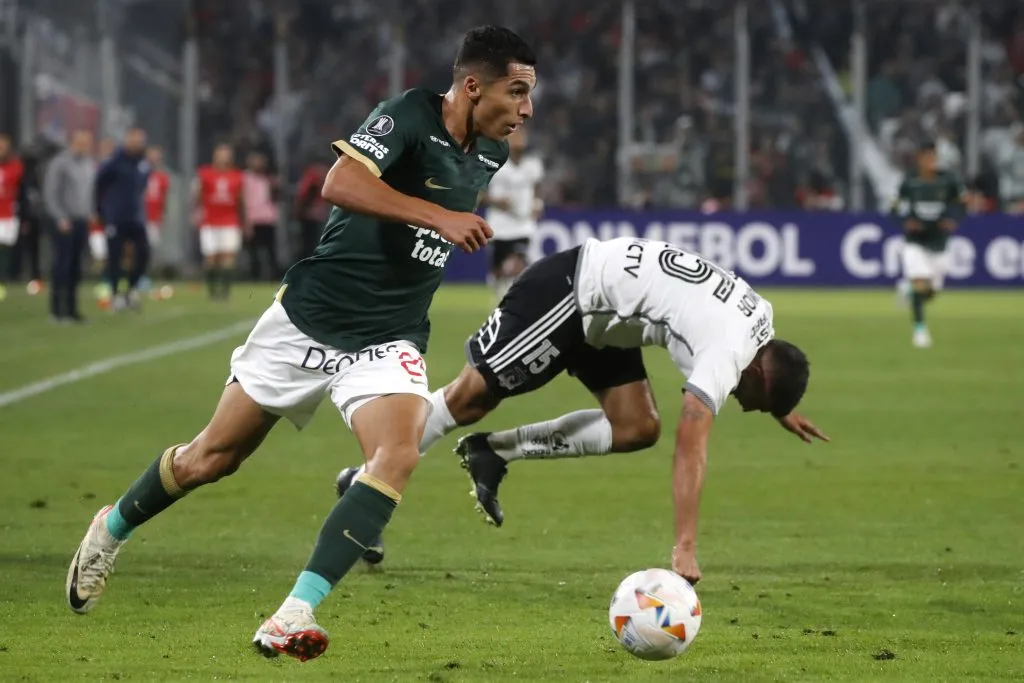 Kevin Serna deja atrás a Emiliano Amor en el 0-0 entre Colo Colo y Alianza Lima. (Jonnathan Oyarzun/Photosport).