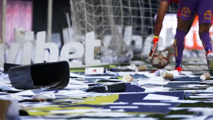 Hinchas de Colo Colo lanzaron varios objetos a la cancha