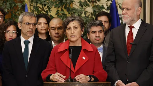 El ministro de Justicia, Luis Cordero, la ministra de Salud, Ximena Aguilera, y el ministro de la Segpres, Álvaro Elizalde, ofrecen un punto de prensa tras aprobación de la Ley Corta de Isapres (13 de mayo 2024)