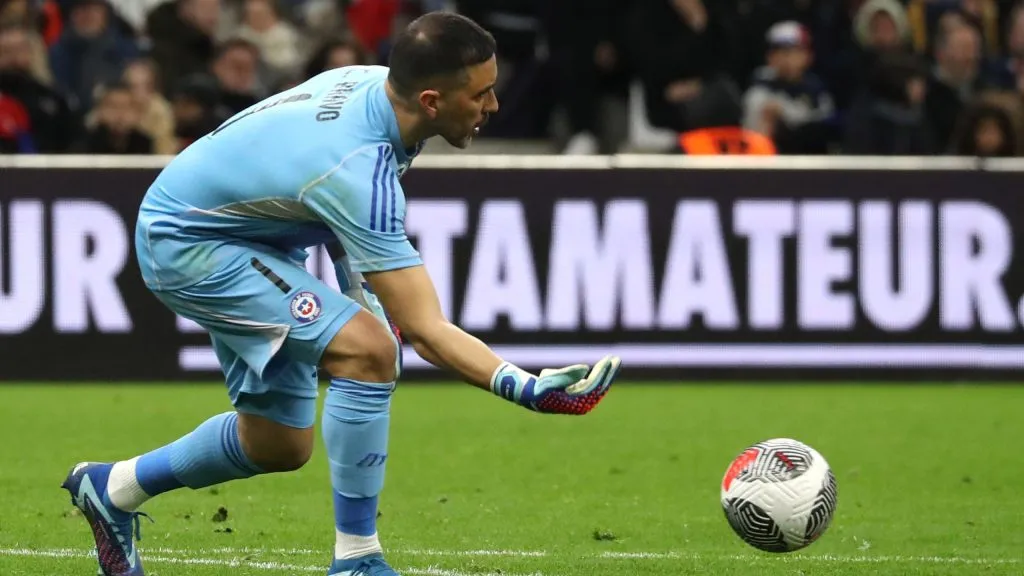 Claudio Bravo llega a la selección chilena con un futuro incierto y el retiro cada vez más cerca. Foto: Photosport.