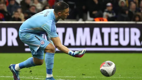 Claudio Bravo en acción ante Francia por la Roja.