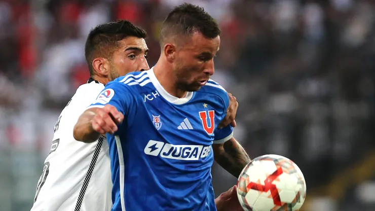 Luciano Pons ante Emiliano Amor en la victoria de la U vs. Colo Colo en el Monumental.