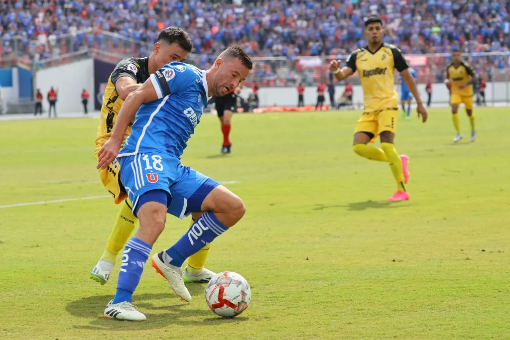 Luciano Pons aguanta la marca de Bruno Cabrera ante Coquimbo Unido. (Marcelo Hernandez/Photosport).