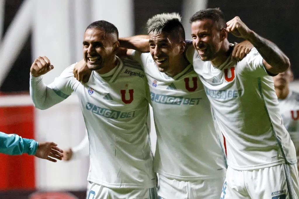 Luciano Pons celebra junto a Leandro Fernández y Federico Mateos, autor del 3-1. (Andrés Piña/Photosport).