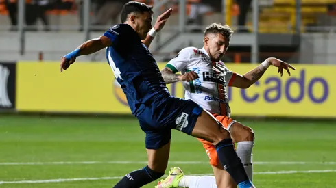 Ramón Sosa disputa la pelota.