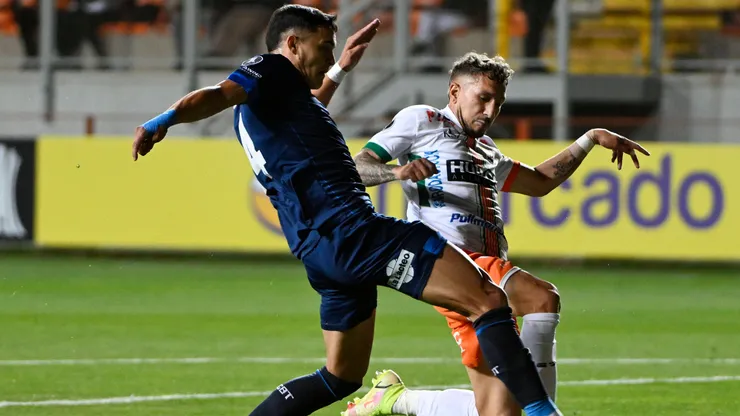 Ramón Sosa disputa la pelota.