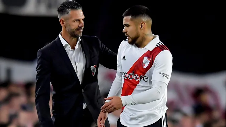 Martín Demichelis, DT de River, se rinde ante el nivel de Paulo Díaz.