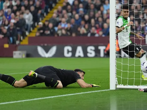 Video: Dibu Martínez se manda el "condoro" del año ante Liverpool