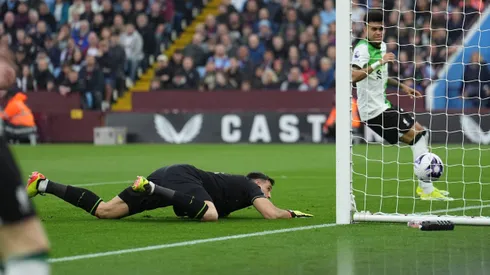 Dibu Martínez se comió un gol horroroso ante Liverpool