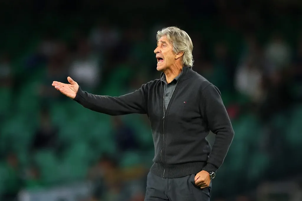 Manuel Pellegrini da indicaciones en el Betis. Llegó al club en agosto de 2020. (Fran Santiago/Getty Images)