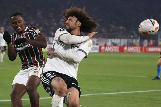 Maximiliano Falcón en acción ante Fluminense. (Dragomir Yankovic/Photosport).