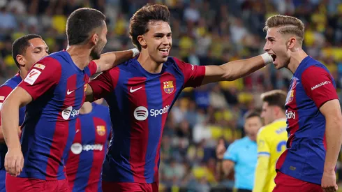 Joao Félix festeja con sus compañeros de Barcelona.