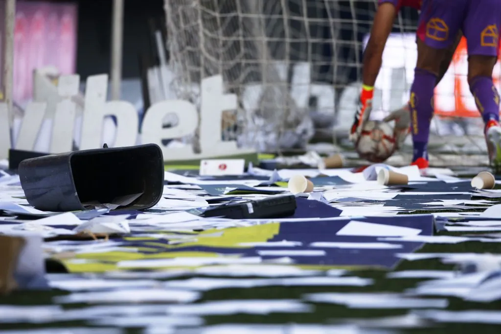 Lamentablemente los hinchas de Colo Colo se portaron pésimo en la cancha de Audax Italiano. | Foto: Photosport.