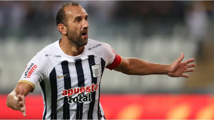Hernán Barcos acecha a Colo Colo previo a duelo clave por Copa Libertadores.
