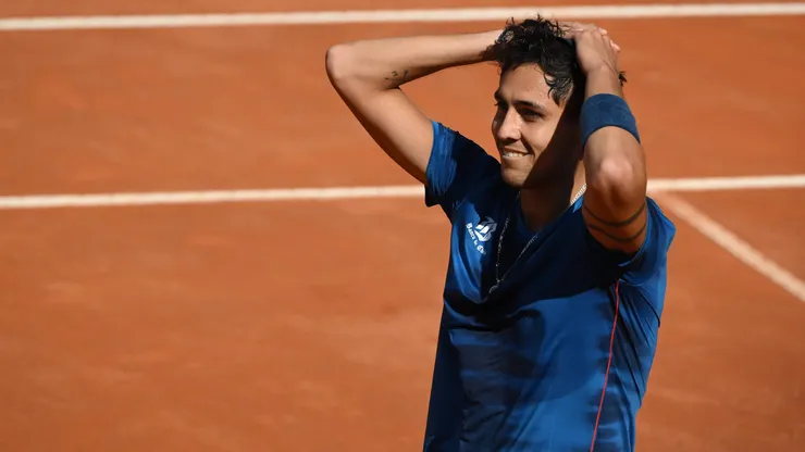 Alejandro Tabilo celebra su victoria ante Novak Djokovic.