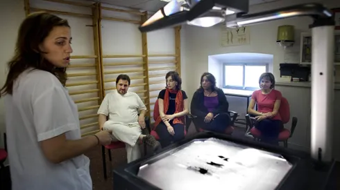 Barcelona, 16.05.08-Digital. Hospital Clinico. La terapeuta Ana Arias durate la terapia de grupo de da a los enfermos de fibromialgia. Los pacientes son Toni, Montse, Susana y Manoli. Carmen Secanella EDITORIAL USE ONLY PUBLICATIONxNOTxINxECUxCHIxARG Copyright: xx xCarmenxSecanellax elpphotos012751