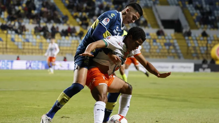 César Munder aguanta la marca de Vicente Vega, quien salió con una lesión muscular del partido.