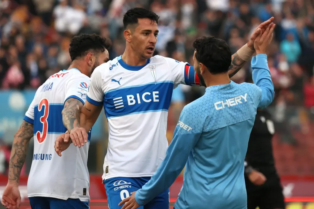Zampedri celebra con Cimbi Cuevas su gol 108 en la UC. (Dragomir Yankovic/Photosport).