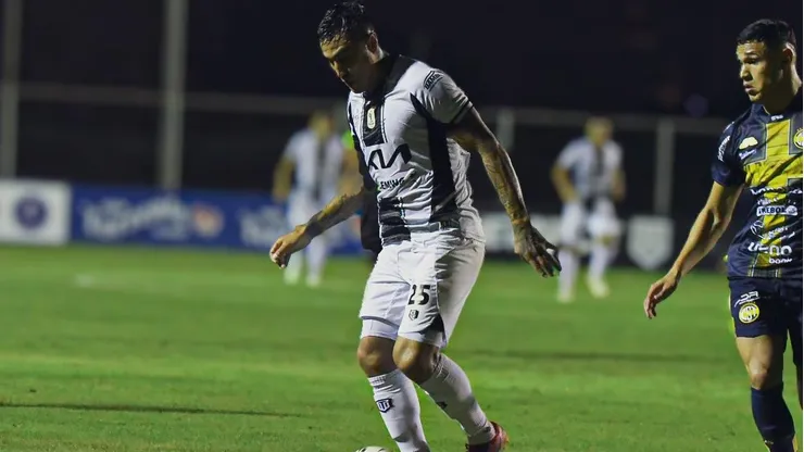 Darío Lezcano celebra en Paraguay mientras en Colo Colo sufren por la falta de gol.