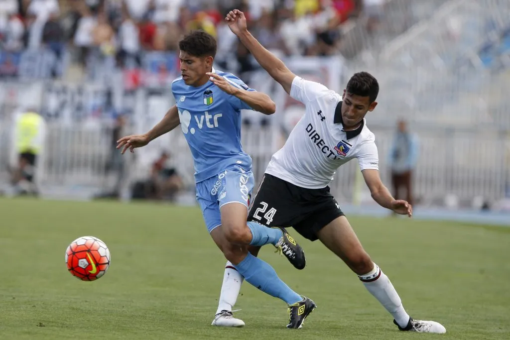 Jorge Araya marca a Gastón Lezcano en un duelo entre Colo Colo y O’Higgins. (Paul Plaza/Photosport).