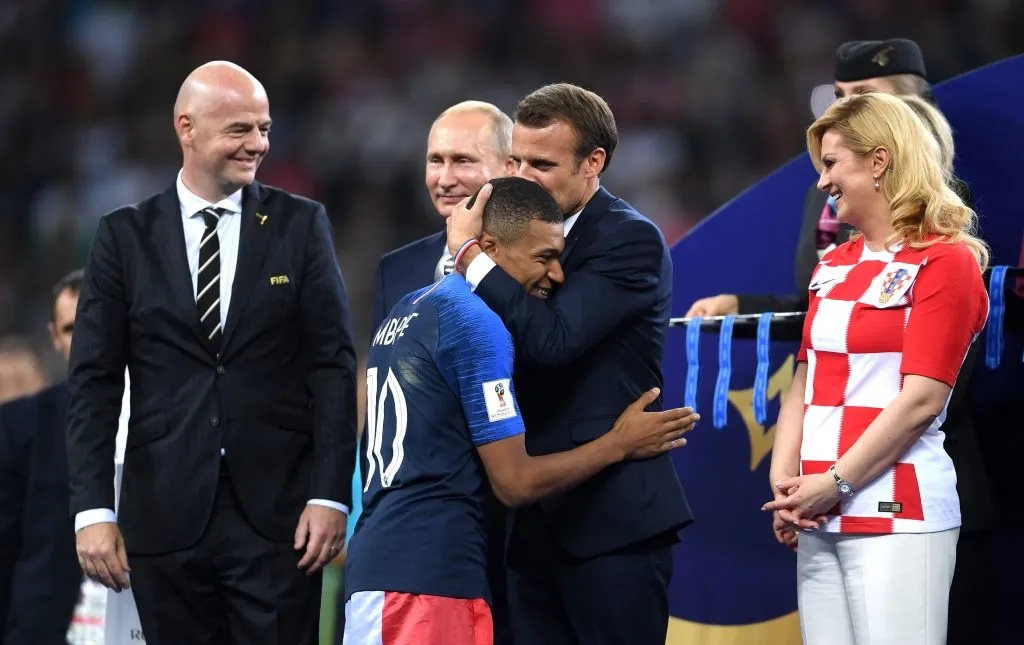 Emmanuel Macron abraza a Mbappé tras el título mundial de Francia en Rusia 2018. (Laurence Griffiths/Getty Images).