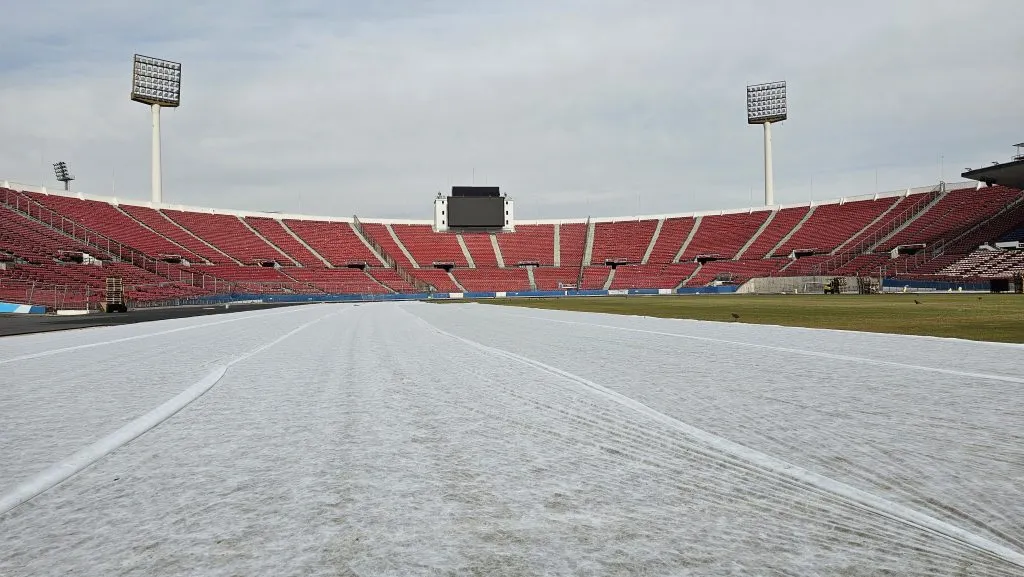 El 2 de mayo se cubrió la cancha del Estadio Nacional tras la resiembra.