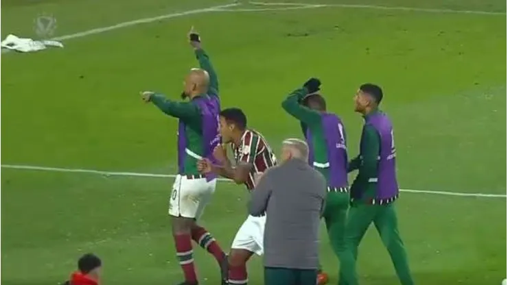 Felipe Melo haciendo gestos hacia el sector Arica en la Ruca.