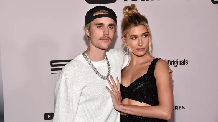 Hailey Bieber revela que está embarazada.