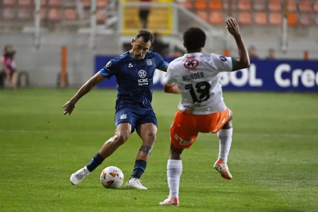Matias Catalán en acción ante Cobresal por Talleres de Córdoba. (Pedro Tapia/Photosport).