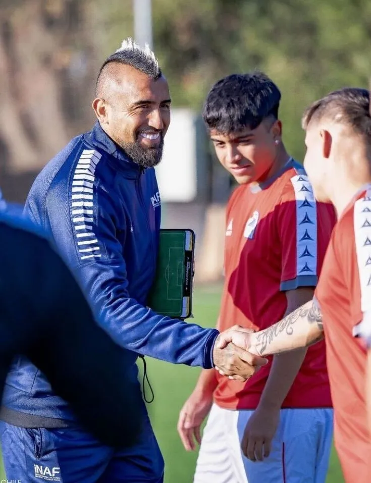 Arturo Vidal como entrenador junto a sus dirigidos. Foto: INAF.