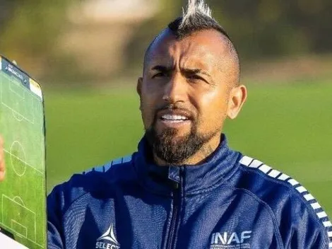 Arturo Vidal agarra la pizarra como entrenador de fútbol