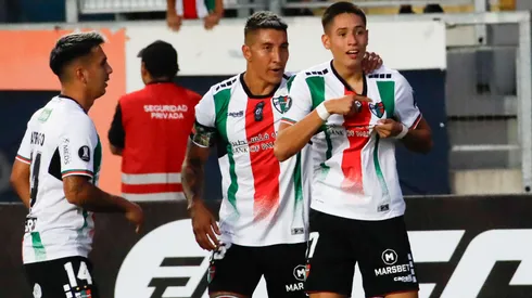 Iván Román celebra su gol junto al Banana Suárez.