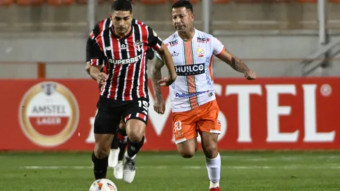 Leo Valencia ante Sao Paulo. Michel Araujo conduce el balón.