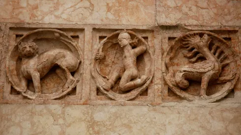Relieves de distintos SIGNOS ZODIACALES existentes en la fachada del Baptisterio de Parma. (1196-1260). Parma. Italia.
